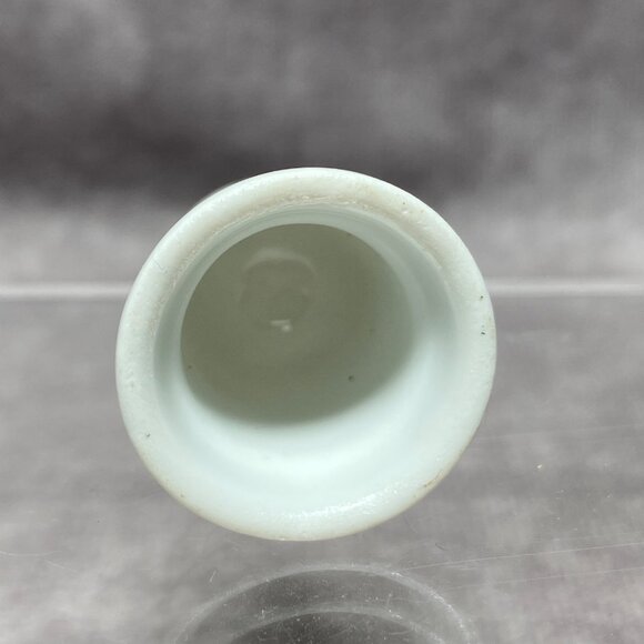 Chicago Souvenir Porcelain Thimble With Gold Accents & Windy City Design - Picture 7 of 8